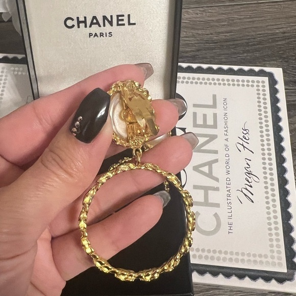 BEAUTIFUL Chanel Vintage XL Gold Pearl Hoop Clip On Earrings - Picture 6 of 13